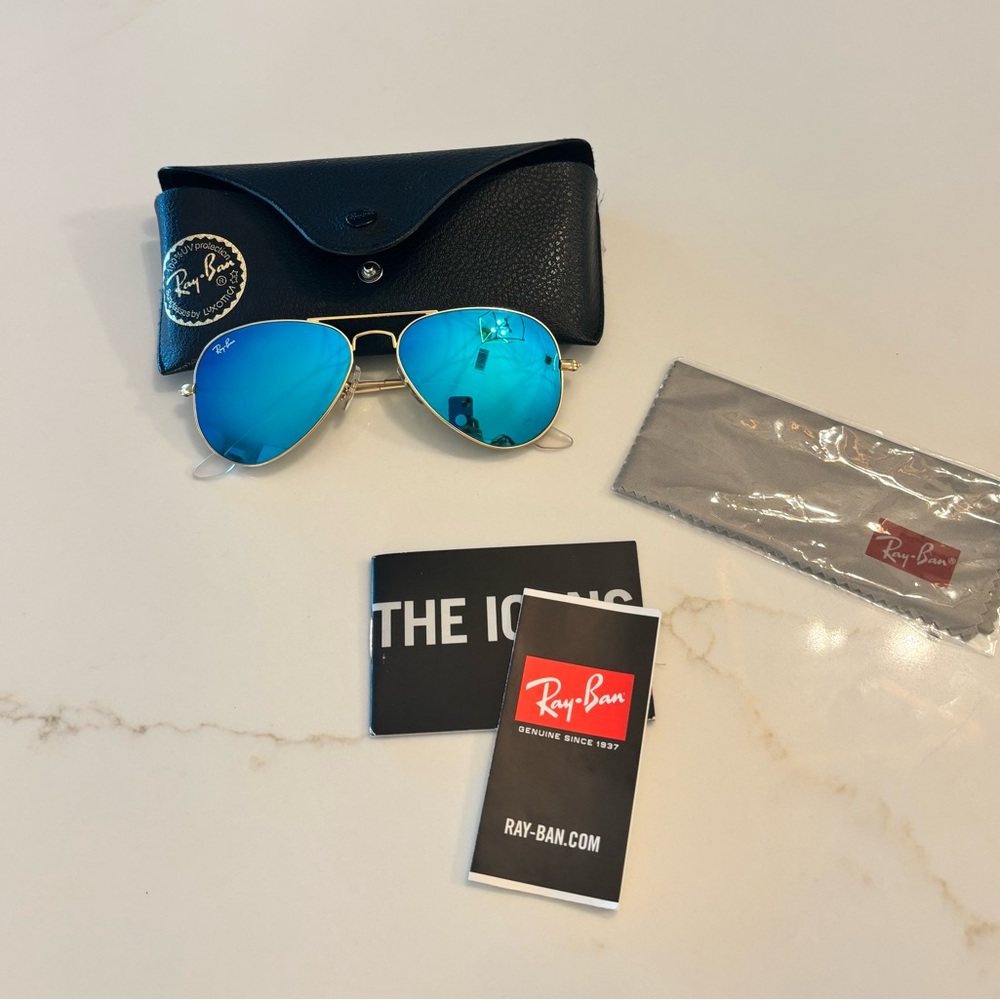 Ray-Ban Blue Flash lens with Gold frame.
Size Small 55-14-135